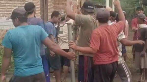 Akses Masuk Tambang Pasir Ilegal di Argasunya Cirebon Dibongkar Paksa Sekelompok Warga Akses Masuk Tambang Pasir Ilegal di Argasunya Cirebon Dibongkar Paksa Sekelompok Warga