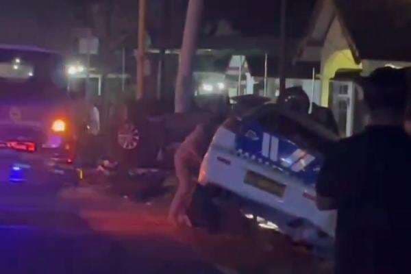 Aksi Kejar-kejaran Mobil Polisi dengan Ertiga di Jatim Berujung Tabrak Rumah Warga Aksi Kejar-kejaran Mobil Polisi dengan Ertiga di Jatim Berujung Tabrak Rumah Warga