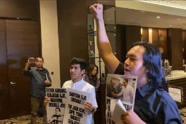 Aksi Penggerudukan Rapat Panja RUU TNI di Hotel Mewah Dilaporkan ke Polda Metro Aksi Penggerudukan Rapat Panja RUU TNI di Hotel Mewah Dilaporkan ke Polda Metro