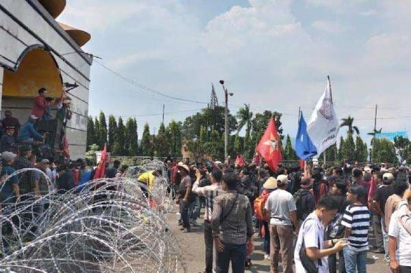 Demo Tuntut Kenaikan Harga Singkong Ricuh di Lampung, Petani Bentrok dengan Aparat Demo Tuntut Kenaikan Harga Singkong Ricuh di Lampung, Petani Bentrok dengan Aparat