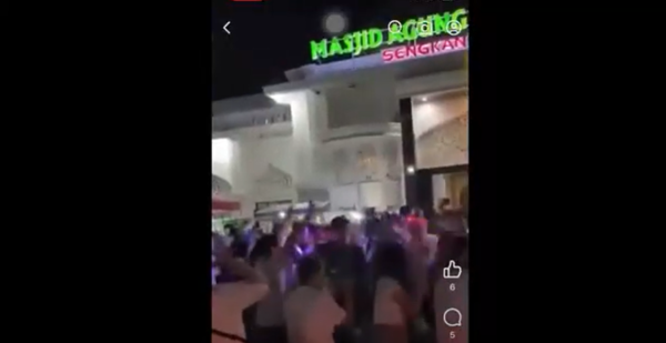 Viral! Aksi Joget Musik Dj di Depan Masjid Agung Ummulqura Sengkang Bikin Geger Warga Viral! Aksi Joget Musik Dj di Depan Masjid Agung Ummulqura Sengkang Bikin Geger Warga