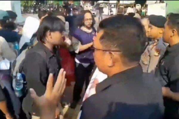 Aksi May Day di Belakang Gedung DPR sempat Ricuh Aksi May Day di Belakang Gedung DPR sempat Ricuh