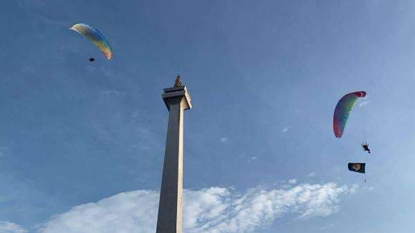 Pasukan Paralayang Hiasi Langit Monas di HUT ke-79 Bhayangkara Pasukan Paralayang Hiasi Langit Monas di HUT ke-79 Bhayangkara