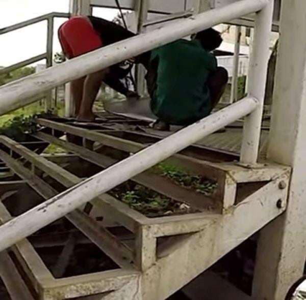 Viral Rekaman CCTV Aksi Pencurian Besi Pelat Eks Halte Transjakarta di Jaktim Viral Rekaman CCTV Aksi Pencurian Besi Pelat Eks Halte Transjakarta di Jaktim