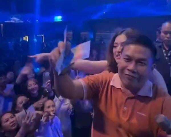 Video Nyawer di Diskotik Viral, Kuwu Karangsari Cirebon: Itu Uang Pribadi, Bukan Dana Desa! Video Nyawer di Diskotik Viral, Kuwu Karangsari Cirebon: Itu Uang Pribadi, Bukan Dana Desa!