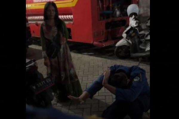 Viral! Petugas Damkar Gresik Mendadak Jadi Dukun demi Tenangkan Ibu Diduga ODGJ Lihat Ular Gaib Viral! Petugas Damkar Gresik Mendadak Jadi Dukun demi Tenangkan Ibu Diduga ODGJ Lihat Ular Gaib