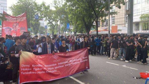 Sidang Hasto Diwarnai Aksi Dua Kubu: Antara Teriakan Penjarakan dan Tuduhan Kriminalisasi Sidang Hasto Diwarnai Aksi Dua Kubu: Antara Teriakan Penjarakan dan Tuduhan Kriminalisasi