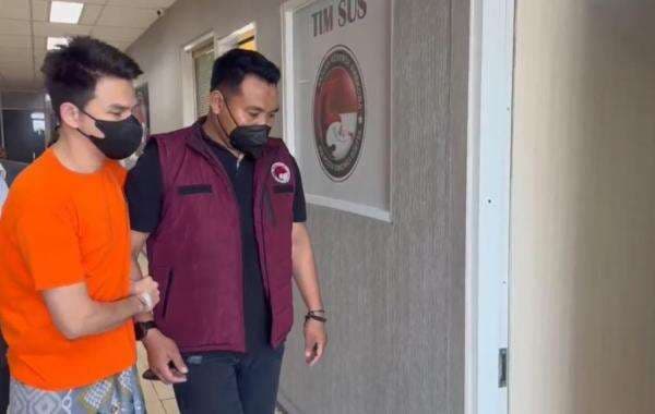 Jonathan Frizzy Ditangkap dalam Kondisi Sakit usai jalani Operasi Jonathan Frizzy Ditangkap dalam Kondisi Sakit usai jalani Operasi