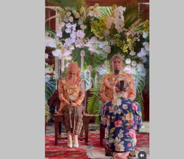 Al Ghazali Sungkem ke Mulan Jameela saat Siraman, Ahmad Dhani Menahan Tangis Al Ghazali Sungkem ke Mulan Jameela saat Siraman, Ahmad Dhani Menahan Tangis