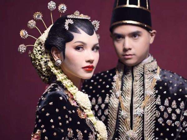 Makna Filosofis di Balik Busana Adat Jawa Alyssa dan Al Ghazali saat Ngunduh Mantu Makna Filosofis di Balik Busana Adat Jawa Alyssa dan Al Ghazali saat Ngunduh Mantu