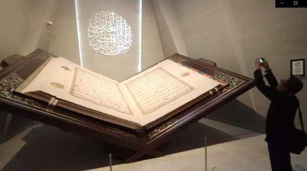 Al-Qur'an Terbesar di Dunia Kini Ada di Bawah Gua Hira Al-Qur'an Terbesar di Dunia Kini Ada di Bawah Gua Hira
