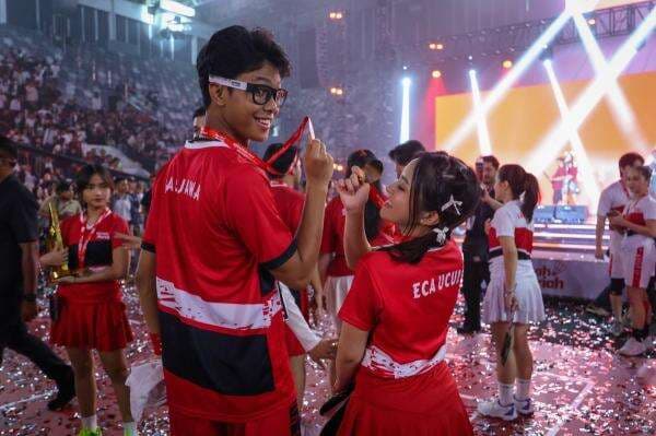 Alam Ganjar dan Eca Aura Kompak Satu Tim Dalam Pertandingan Bulutangkis Alam Ganjar dan Eca Aura Kompak Satu Tim Dalam Pertandingan Bulutangkis