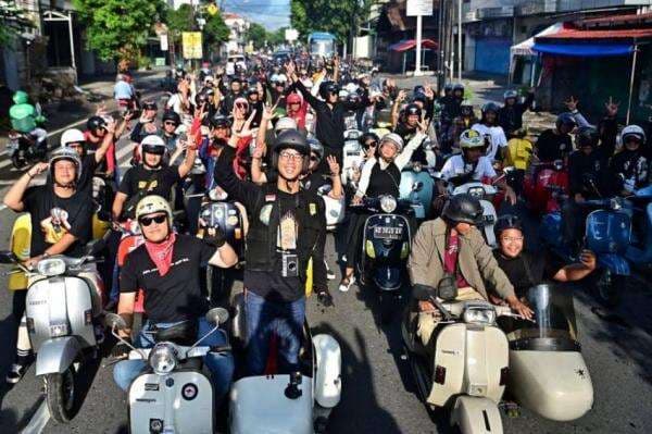 Alam Ganjar Rasakan Manfaat Sunmori Bareng Komunitas Motor, Naik Vespa Keliling Solo Alam Ganjar Rasakan Manfaat Sunmori Bareng Komunitas Motor, Naik Vespa Keliling Solo