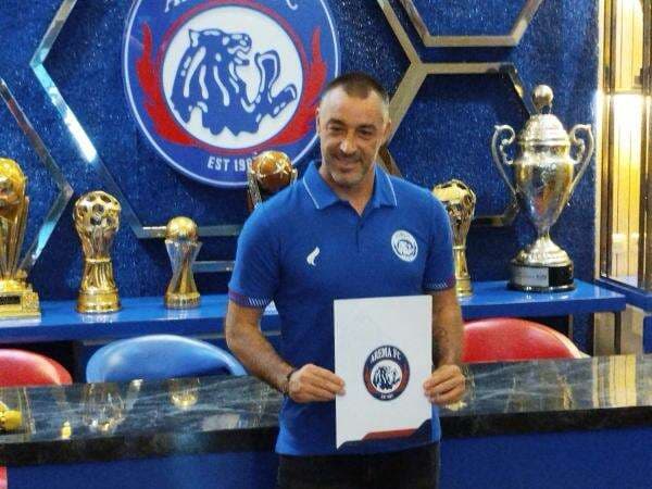 Alasan Pelatih Baru Arema FC Jose Gomes <i>Pede</i> Pasang Target Tinggi di Liga 1 2024-2025 Alasan Pelatih Baru Arema FC Jose Gomes <i>Pede</i> Pasang Target Tinggi di Liga 1 2024-2025