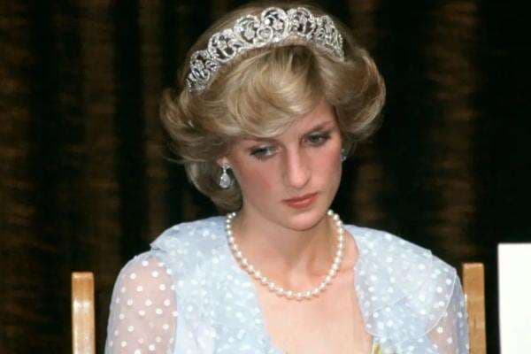 Alasan Pilu Putri Diana Selalu Menundukkan Kepalanya, Bukan sedang Marah Alasan Pilu Putri Diana Selalu Menundukkan Kepalanya, Bukan sedang Marah