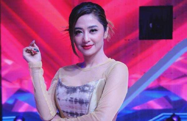 Alasan Dewi Perssik Ogah Oplas Hidung meski <i>Diendorse</i> Rp1 Miliar Alasan Dewi Perssik Ogah Oplas Hidung meski <i>Diendorse</i> Rp1 Miliar