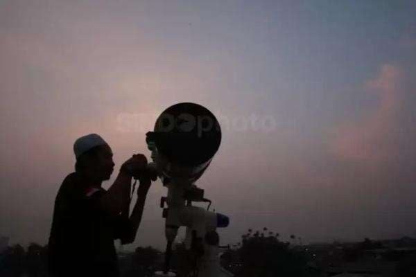 Alat untuk Melihat Hilal dari Tradisional hingga yang Modern Alat untuk Melihat Hilal dari Tradisional hingga yang Modern