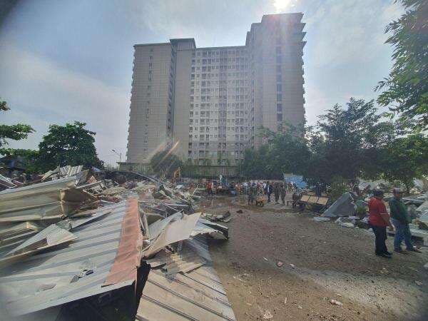 Alat Berat Ratakan Lapak Karaoke di Roxy Ciputat, Diduga Jadi Lokalisasi Prostitusi Alat Berat Ratakan Lapak Karaoke di Roxy Ciputat, Diduga Jadi Lokalisasi Prostitusi