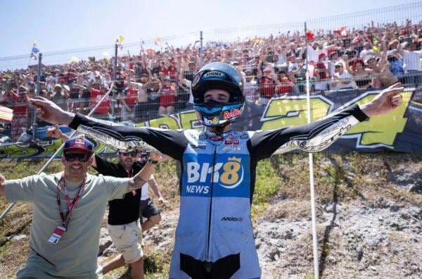 Girang Usai Menang MotoGP Spanyol 2025, Alex Marquez Ingatkan Marc Marquez Masih Terlalu Kencang Girang Usai Menang MotoGP Spanyol 2025, Alex Marquez Ingatkan Marc Marquez Masih Terlalu Kencang