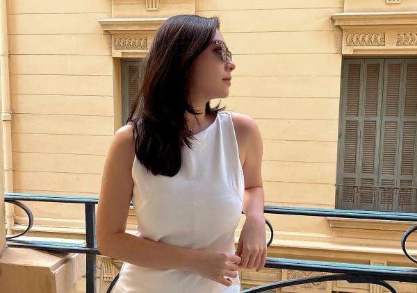 Tampilan Manis Amanda Rigby dengan Mini Dress Putih, Cantik Memesona Tampilan Manis Amanda Rigby dengan Mini Dress Putih, Cantik Memesona