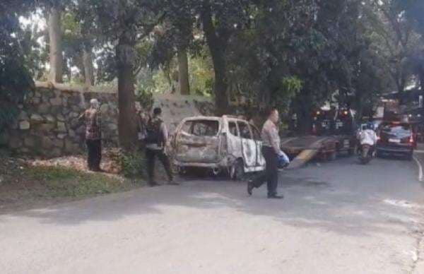 Amuk Massa! Mobil Polisi Dibakar saat Tangkap Pelaku Penganiayaan di Depok Amuk Massa! Mobil Polisi Dibakar saat Tangkap Pelaku Penganiayaan di Depok