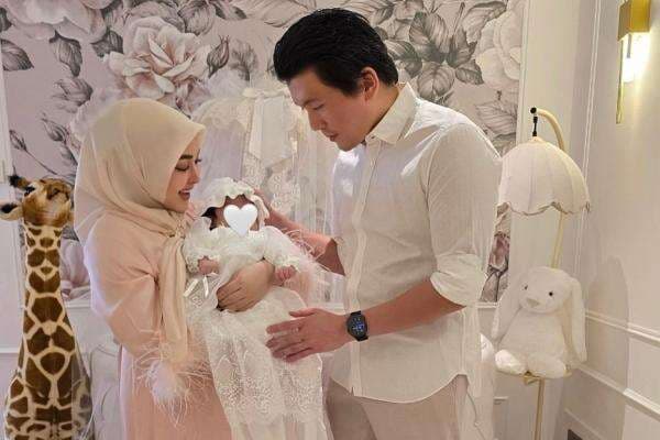 Anak Syahrini Kenakan Kaus Kaki Seharga UMR, Netizen: Biaya Hidup Gue Anak Syahrini Kenakan Kaus Kaki Seharga UMR, Netizen: Biaya Hidup Gue