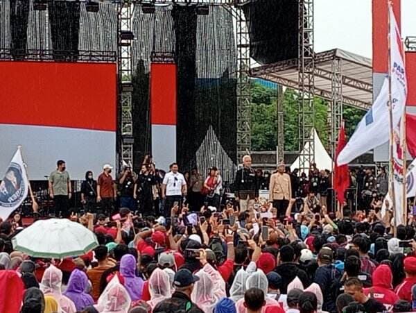 Anak Wiji Thukul Hadiri Hajatan Rakyat Ganjar-Mahfud di Solo, Tagih Janji Jokowi Temukan Ayahnya