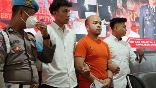 Tampang Anak Majikan Pembunuh Satpam di Bogor, Pakai Baju Tahanan Diborgol Tampang Anak Majikan Pembunuh Satpam di Bogor, Pakai Baju Tahanan Diborgol