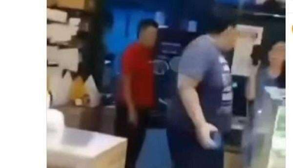 Viral Anak Bos Toko Roti Ngamuk Lempar Kursi ke Karyawan, Sebut Miskin Tidak Bisa Lapor Viral Anak Bos Toko Roti Ngamuk Lempar Kursi ke Karyawan, Sebut Miskin Tidak Bisa Lapor