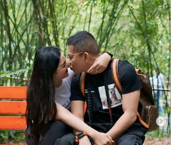 Mesra-mesraan dengan Anang, Ashanty: Kamu Kayak Charger di Malam Hari Mesra-mesraan dengan Anang, Ashanty: Kamu Kayak Charger di Malam Hari