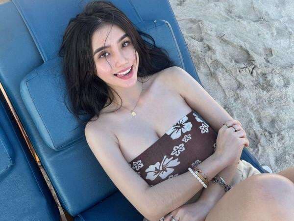 Anastasya Khosasih Pose Bersantai di Pinggir Pantai, Tampilannya Bikin Salah Fokus Anastasya Khosasih Pose Bersantai di Pinggir Pantai, Tampilannya Bikin Salah Fokus