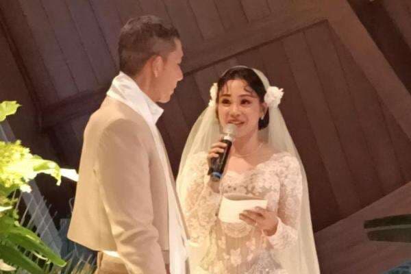 Andien dan Ippe Rayakan Satu Dekade Pernikahan Penuh Romansa di Kencana Valley Andien dan Ippe Rayakan Satu Dekade Pernikahan Penuh Romansa di Kencana Valley