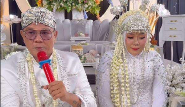 Andika Mahesa Diduga Salah Ucap Ijab Kabul saat Nikahi Ayu Kartika Agustina Andika Mahesa Diduga Salah Ucap Ijab Kabul saat Nikahi Ayu Kartika Agustina