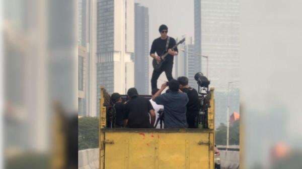 Andra Dewa 19 Pamer Skill Gitar di Atas Truk, Netizen: Mau Saingi Sound Horeg? Andra Dewa 19 Pamer Skill Gitar di Atas Truk, Netizen: Mau Saingi Sound Horeg?