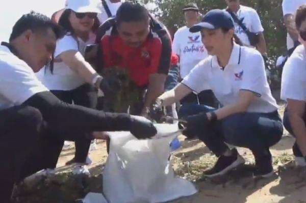 Angela Tanoesoedibjo dan Kader Partai Perindo Bersih-Bersih Sampah di Pantai Mertasari Bali Angela Tanoesoedibjo dan Kader Partai Perindo Bersih-Bersih Sampah di Pantai Mertasari Bali