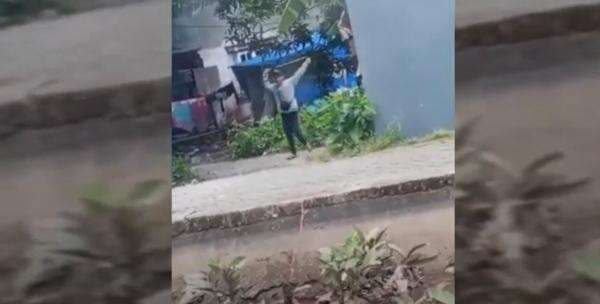 Anggota Geng Motor Bersenjata Busur Panah Serang Warga, Aksinya Terekam CCTV Anggota Geng Motor Bersenjata Busur Panah Serang Warga, Aksinya Terekam CCTV