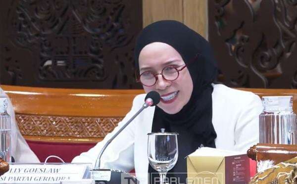 Momen Melly Goeslaw dan Giring Ganesha Berbalas Nyanyi di Raker Komisi X DPR Momen Melly Goeslaw dan Giring Ganesha Berbalas Nyanyi di Raker Komisi X DPR