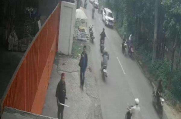 Viral! Anggota Ormas di Bekasi Palak dan Ancam Pedagang Nanas Pakai Golok Viral! Anggota Ormas di Bekasi Palak dan Ancam Pedagang Nanas Pakai Golok