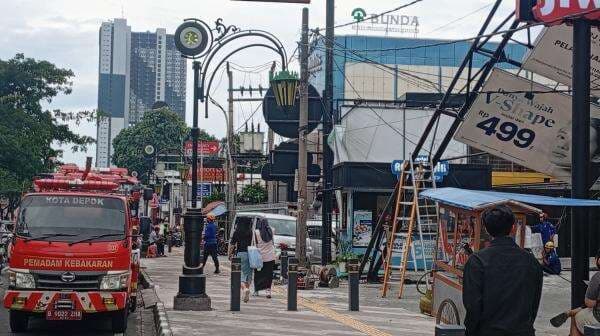 Angin Kencang Terjang Jakarta dan Depok, Reklame Roboh Timpa Mobil Angin Kencang Terjang Jakarta dan Depok, Reklame Roboh Timpa Mobil