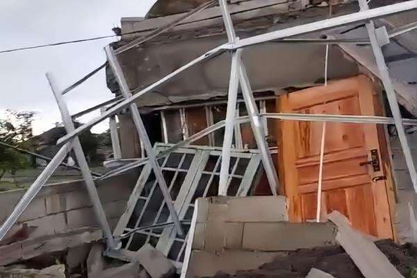 Angin Puting Beliung Rusak Puluhan Rumah dan Fasilitas Umum di Indramayu Angin Puting Beliung Rusak Puluhan Rumah dan Fasilitas Umum di Indramayu