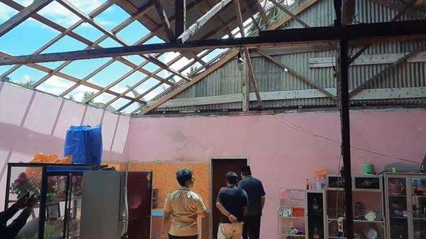 Puluhan Rumah Warga Kobar Rusak Diterjang Puting Beliung, Pemda Siapkan Bantuan Perbaikan Puluhan Rumah Warga Kobar Rusak Diterjang Puting Beliung, Pemda Siapkan Bantuan Perbaikan