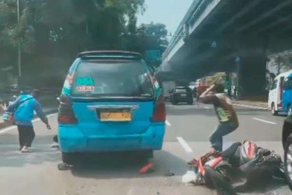 Angkot M06A Ugal-ugalan Tabrak Ojol di Kolong Fly Over Pasar Rebo Angkot M06A Ugal-ugalan Tabrak Ojol di Kolong Fly Over Pasar Rebo