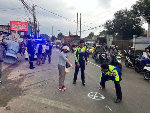 Angkot Tabrak 3 Motor di Bogor, 6 Orang Luka-Luka Angkot Tabrak 3 Motor di Bogor, 6 Orang Luka-Luka