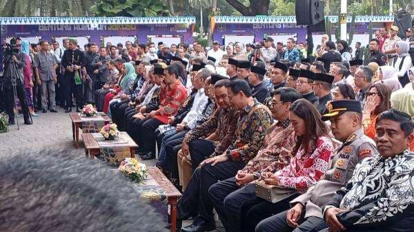 Akrab Bercengkrama di Balaikota, Anies-Ahok: Bulan Depan Tunggu Tanggal Mainnya Akrab Bercengkrama di Balaikota, Anies-Ahok: Bulan Depan Tunggu Tanggal Mainnya