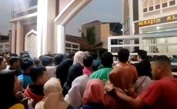 Ikhtiar Bisa Hamil, Warga Rela Antre Kurma Muda di Masjid Al Mubarok Mojokerto Ikhtiar Bisa Hamil, Warga Rela Antre Kurma Muda di Masjid Al Mubarok Mojokerto