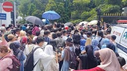 Antrean Open House Jokowi Ricuh, Warga  Berdesakan Masuk Istana hingga Ada yang Pingsan