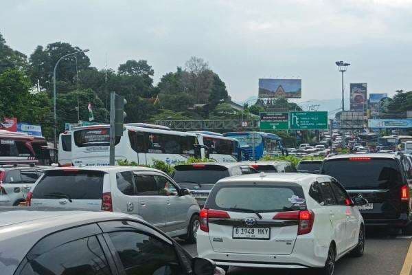 Antrean Sampai 3 Km, Polisi Berlakukan One Way Arah Puncak Bogor Antrean Sampai 3 Km, Polisi Berlakukan One Way Arah Puncak Bogor