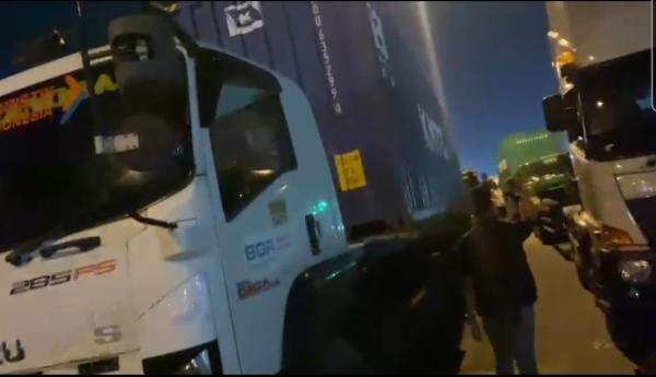 Gerak Cepat Polres Tanjung Priok dan Ditlantas Polda Metro Urai Kemacetan di Jakut Gerak Cepat Polres Tanjung Priok dan Ditlantas Polda Metro Urai Kemacetan di Jakut