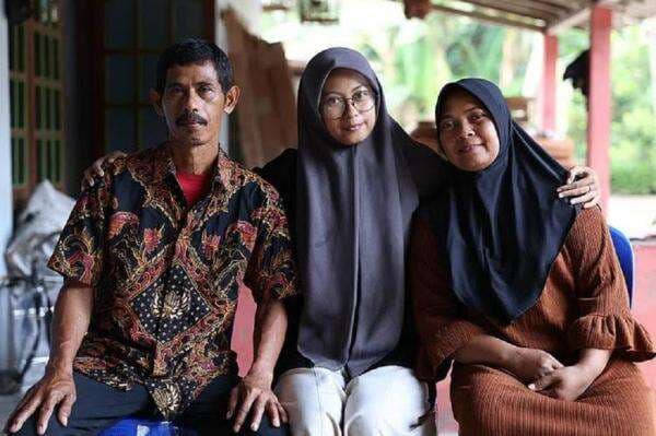 Kisah Inspiratif Anyndha, Anak Penjual Soto di Pinggir Jalan Tembus Kuliah Gratis di UGM Kisah Inspiratif Anyndha, Anak Penjual Soto di Pinggir Jalan Tembus Kuliah Gratis di UGM