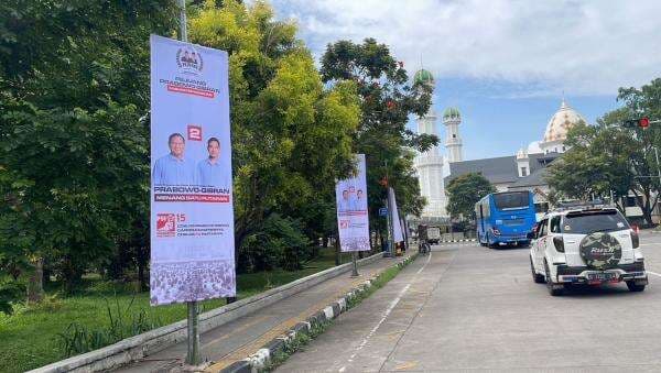 APK Lain Diturunkan, Ribuan Spanduk Prabowo-Gibran Dibiarkan Sambut Kedatangan Jokowi di Bandung APK Lain Diturunkan, Ribuan Spanduk Prabowo-Gibran Dibiarkan Sambut Kedatangan Jokowi di Bandung